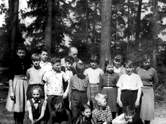 Gruppenfoto der Heimkinder und Erzieher