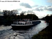 das Schiff nimmt Fahrt auf mit Mais nach Lübeck