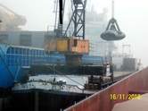 am 16.11.2010 als Kranschiff im Schiff zu Schiff Be- & Entladedienst
