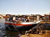 das havarierte MS-Eberswalde im Hafen von Leer / die heckaufbauten sind total zerstört - ausgeschlachtete Teile liegen bereits an Land