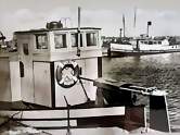 Motorschiff Helene (links) versenkt als Molenschiff vor Warthe-Usedom